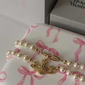 Glam Womens mini bas relief pearl choker Gold color